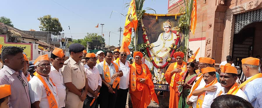ಹುಕ್ಕೇರಿ ಅಡವಿ ಸಿದ್ಧೇಶ್ವರ ಮಠದ ಬಳಿ ಚಂದ್ರಶೇಖರ ಮತ್ತು ಶಿವಬಸವ ಸ್ವಾಮೀಜಿಗಳು ಬಸವಣ್ಣನ ಭಾವಚಿತ್ರಕ್ಕೆ ಪೂಜೆ ಸಲ್ಲಿಸಿದರು