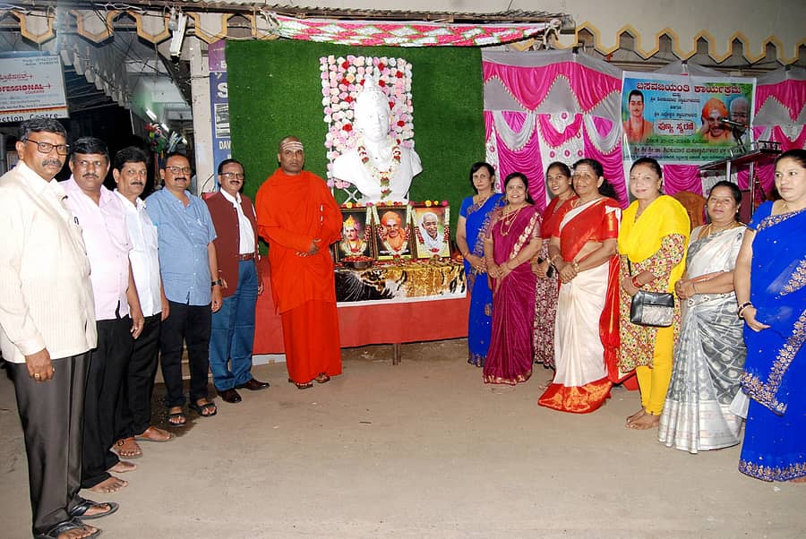 ದಾವಣಗೆರೆಯ ಸಿದ್ದವೀರಪ್ಪ ಬಡಾವಣೆಯಲ್ಲಿ ನಡೆದ ಬಸವ ಜಯಂತಿ ಹಾಗೂ ಸಿದ್ದಗಂಗಾ ಸ್ವಾಮೀಜಿ ಹಾಗೂ ಸಿದ್ದೇಶ್ವರ ಸ್ವಾಮೀಜಿಗಳ ಸ್ಮರಣೋತ್ಸವ ಸಮಾರಂಭದಲ್ಲಿ ಬಸವಪ್ರಭು ಸ್ವಾಮೀಜಿ ಇತರರು ಇದ್ದರು.