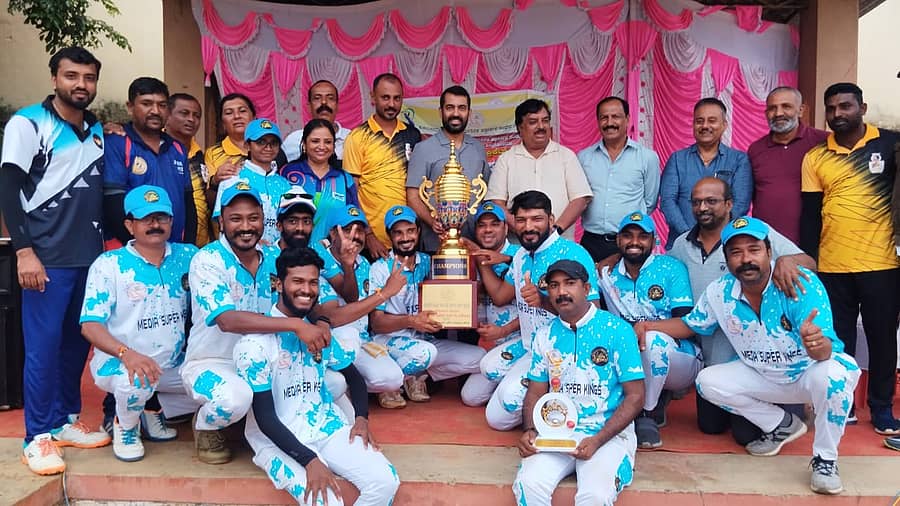 ಕ್ರಿಕೆಟ್ ಪಂದ್ಯಾವಳಿಯಲ್ಲಿ ಪ್ರಥಮ ಸ್ಥಾನಗಳಿಸಿದ ಮಿಡಿಯಾ ಸೂಪರ್ ಕಿಂಗ್ಸ್ ತಂಡಕ್ಕೆ ಶಾಸಕ ಡಾ.ಮಂತರ್ ಗೌಡ ಬಹುಮಾನ ವಿತರಿಸಿದರು