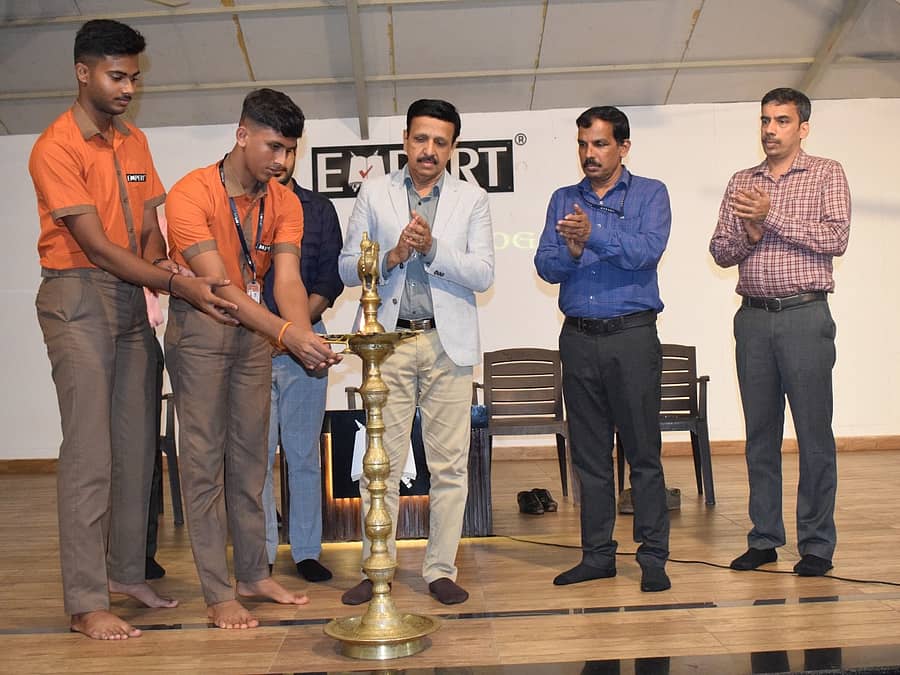 ಎಕ್ಸ್ಪರ್ಟ್ ಕಾಲೇಜಿನಲ್ಲಿ ಆಯೋಜಿಸಿದ್ದ ಓರಿಯಂಟೇಷನ್ ಕಾರ್ಯಕ್ರಮದಲ್ಲಿ ವಿದ್ಯಾರ್ಥಿಗಳು ದೀಪ ಬೆಳಗಿದರು