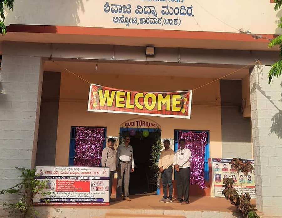 ಕಾರವಾರ ತಾಲ್ಲೂಕಿನ ಅಸ್ನೋಟಿಯ ಶಿವಾಜಿ ವಿದ್ಯಾಮಂದಿರದಲ್ಲಿ ವಿದ್ಯಾರ್ಥಿಗಳ ಸ್ವಾಗತಕ್ಕೆ ಸಿದ್ಧತೆ ಮಾಡಿಕೊಳ್ಳಲಾಗಿರುವುದು.