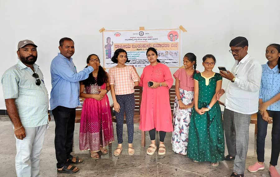 ಯಾದಗಿರಿ ನಗರದ ಹೊಸಳ್ಳಿ ಕ್ರಾಸ್ ಬಳಿಯ ವಿದ್ಯಾರಣ್ಯ ಅಂತರರಾಷ್ಟ್ರೀಯ ಶಾಲೆಯಲ್ಲಿ ಸೋಮವಾರ ಹಮ್ಮಿಕೊಂಡಿದ್ದ ರಾಷ್ಟ್ರೀಯ ಜಂತುಹುಳು ನಿವಾರಣಾ ಕಾರ್ಯಕ್ರಮದಲ್ಲಿ ಮಕ್ಕಳಿಗೆ ‘ಅಲ್ಬೆಂಡಜೋಲ್’ ಮಾತ್ರೆ ವಿತರಿಸಲಾಯಿತು