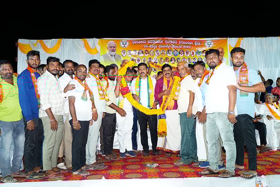 ಗಂಗಾವತಿ ಜಯನಗರದ ಆಂಜನೇಯ ದೇವಸ್ಥಾನ ಸಮೀಪ ಶುಕ್ರವಾರ ಸಂಜೆ ನಡೆದ 1ನೇ ಮಹಾಶಕ್ತಿ ಕೇಂದ್ರದ ಬಹಿರಂಗ ಸಭೆಯಲ್ಲಿ ಬಿಜೆಪಿ ರಾಜ್ಯಾಧ್ಯಕ್ಷ ಬಿ.ವೈ ವಿಜಯೇಂದ್ರ ಅವರಿಗೆ ಪಕ್ಷದ ಕಾರ್ಯಕರ್ತರು ಸನ್ಮಾನಿಸಿದರು. ಶಾಸಕ ಜಿ.ಜನಾರ್ದನರೆಡ್ಡಿ, ಮಾಜಿ ಶಾಸಕ ಪರಣ್ಣ ಮುನವಳ್ಳಿ ಇದ್ದರು