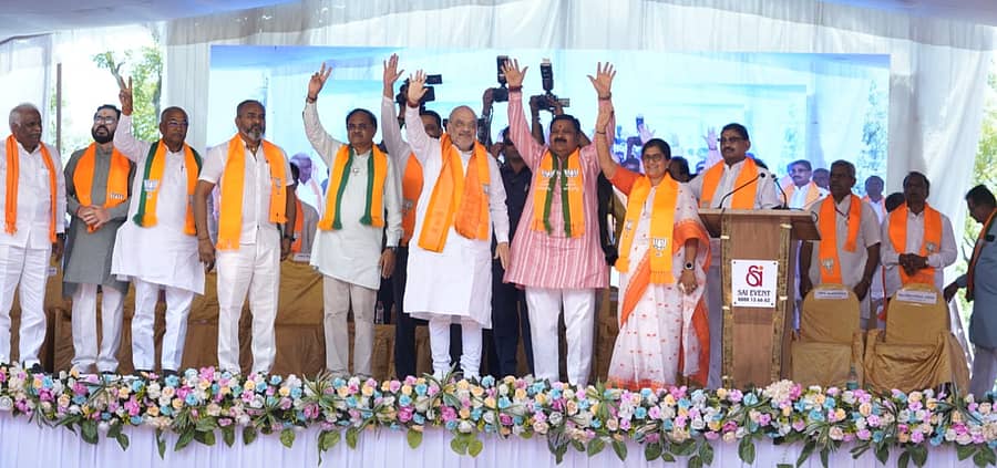 <div class="paragraphs"><p>ಹುಕ್ಕೇರಿಯಲ್ಲಿ ಶುಕ್ರವಾರ ನಡೆದ ಚುನಾವಣಾ ಪ್ರಚಾರ ಸಭೆಯಲ್ಲಿ ಕೇಂದ್ರ ಗೃಹ ಸಚಿವ ಅಮಿತ್ ಶಾ ಜನರತ್ತ ಕೈಬೀಸಿದರು. ರಮೇಶ ಕತ್ತಿ, ಅಭ್ಯರ್ಥಿ ಅಣ್ಣಾಸಾಹೇಬ ಜೊಲ್ಲೆ, ಶಾಸಕರಾದ ದುರ್ಯೋಧನ ಐಹೊಳೆ, ಶಶಿಕಲಾ ಜೊಲ್ಲೆ ಇತರರು ಜತೆಯಾದರು</p></div>