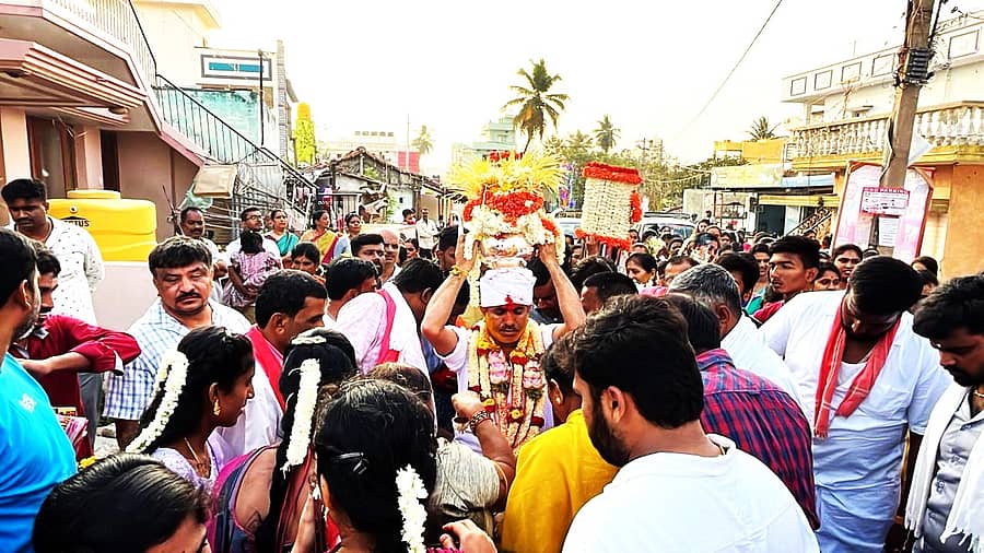 ಕನಕಪುರ ನಗರದ ಬಾಣಂತ ಮಾರಮ್ಮ ಅಗ್ನಿಕೊಂಡಕ್ಕೆ ದೇವರನ್ನು ಮೆರವಣಿಗೆಯಲ್ಲಿ ಕರೆತರುತ್ತಿರುವುದು