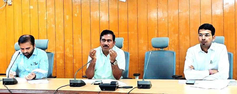 ಬೀದರ್‌ನಲ್ಲಿ ಗುರುವಾರ ನಡೆದ ಅಧಿಕಾರಿಗಳ ಸಭೆಯಲ್ಲಿ ಜಿಲ್ಲಾಧಿಕಾರಿ ಗೋವಿಂದ ರೆಡ್ಡಿ ಮಾತನಾಡಿದರು