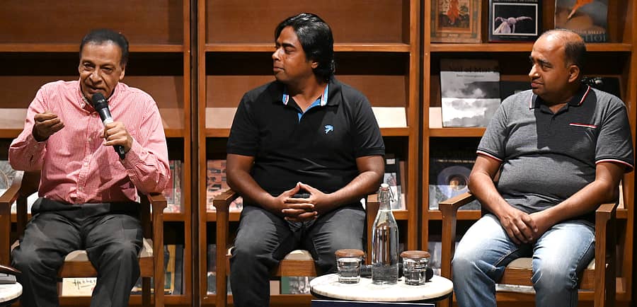 ಸಂವಾದದಲ್ಲಿ ಸುರೇಶ್ ಹೆಬ್ಳೀಕರ್ ಮಾತನಾಡಿದರು. ವಿಜಯ್ ನಿಶಾಂತ್ ಮತ್ತು ರಾಘವೇಂದ್ರ ಪಚ್ಚಾಪುರ್ ಪಾಲ್ಗೊಂಡಿದ್ದರು – ಪ್ರಜಾವಾಣಿ ಚಿತ್ರ