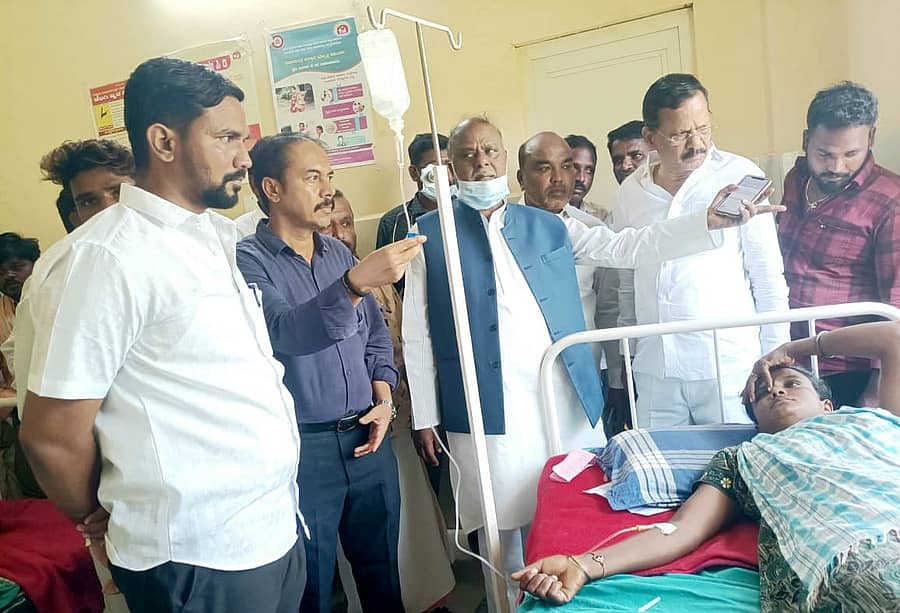 ಭರಮಸಾಗರ ಸಮೀಪದ ಕಾಲ್ಗೆರೆಯಲ್ಲಿ ಮದುವೆ ಊಟ ಸೇವಿಸಿ ಅಸ್ವಸ್ಥಗೊಂಡವರ ಆರೋಗ್ಯವನ್ನು ಕೆಪಿಸಿಸಿ ಉಪಾಧ್ಯಕ್ಷ ಎಚ್. ಆಂಜನೇಯ ಶನಿವಾರ ವಿಚಾರಿಸಿದರು