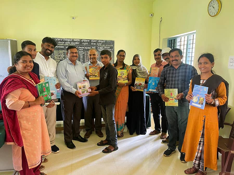 ಆಲ್ದೂರು ಪಟ್ಟಣದ ಸರ್ಕಾರಿ ಪ್ರೌಢಶಾಲೆಯಲ್ಲಿ ವಿದ್ಯಾರ್ಥಿಗಳಿಗೆ ಪಠ್ಯಪುಸ್ತಕಗಳನ್ನು ವಿತರಿಸಲಾಯಿತು
