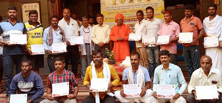 ಉಪ್ಪಿನಬೆಟಗೇರಿ ಮೂರುಸಾವಿರ ವಿರಕ್ತಮಠದಲ್ಲಿ ಶುಕ್ರವಾರ ನಡೆದ ರಕ್ತದಾನ ಶಿಬಿರದಲ್ಲಿ ಪಾಲ್ಗೊಂಡ ರಕ್ತದಾನಿಗಳಿಗೆ ಪ್ರಮಾಣ ಪತ್ರ ವಿತರಿಸಲಾಯಿತು