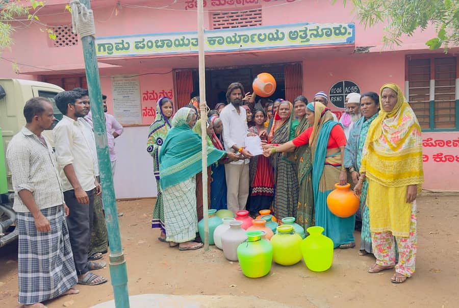 ಸಿರವಾರ ತಾಲ್ಲೂಕಿನ ಅತ್ತನೂರು ಗ್ರಾಮದ 2ನೇ ವಾರ್ಡ್ನ ಮಹಿಳೆಯರು ನೀರಿಗಾಗಿ ಖಾಲಿ ಕೊಡ ಹಿಡಿದು ಗ್ರಾಮ ಪಂಚಾಯಿತಿಗೆ ಮುತ್ತಿಗೆ ಹಾಕಿ ಮನವಿ ಪತ್ರ ಸಲ್ಲಿಸಲಾಯಿತು