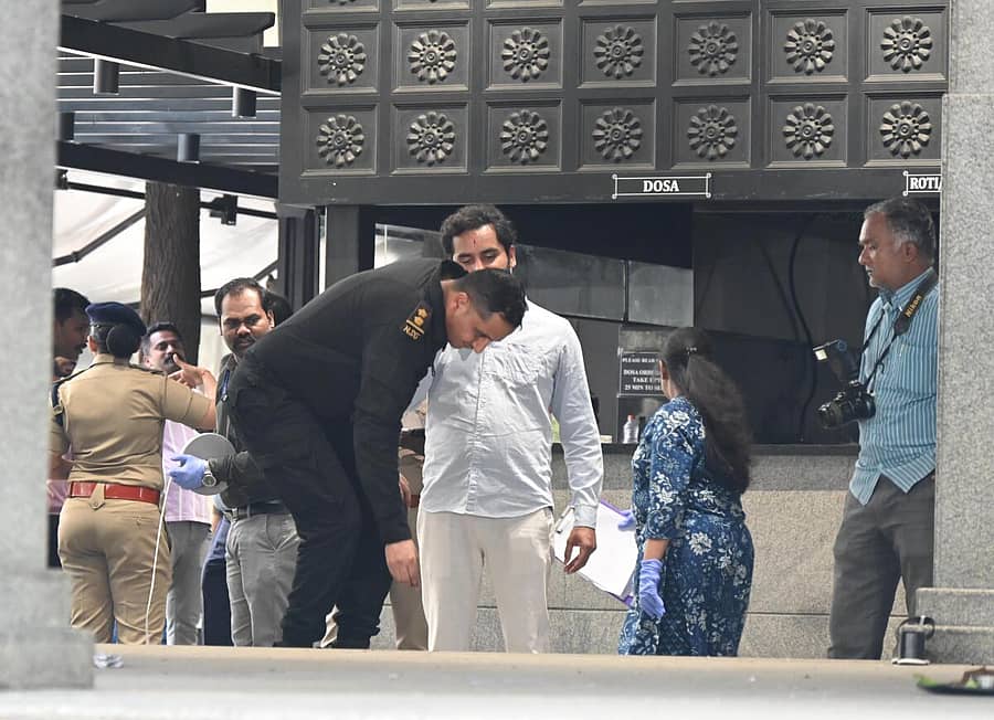 ದಿ ರಾಮೇಶ್ವರಂ ಕೆಫೆಯಲ್ಲಿ ಬಾಂಬ್‌ ಸ್ಫೋಟ ಸಂಭವಿಸಿದ್ದ ಸ್ಥಳ ಪರಿಶೀಲನೆ ನಡೆಸಿದ್ದ ತನಿಖಾಧಿಕಾರಿಗಳು (ಸಂಗ್ರಹ ಚಿತ್ರ)