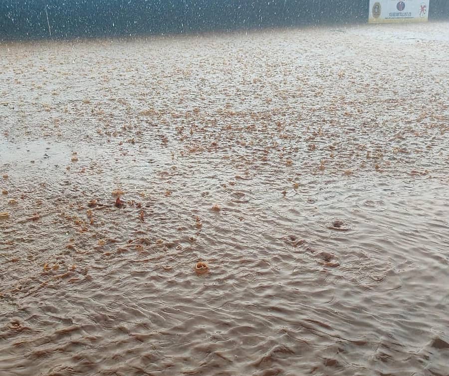ಗೋಣಿಕೊಪ್ಪಲು ಬಳಿಯ ಬಾಳೆಲೆ ವಿಜಯಲಕ್ಷ್ಮಿ ಪದವಿಪೂರ್ವ ಕಾಲೇಜಿನ ಮೈದಾನದಲ್ಲಿ ಭಾನುವಾರ ನಡೆಯಬೇಕಿದ್ದ ಅರಮಣಮಾಡ ಕೊಡವ ಕೌಟುಂಬಿಕ ಕ್ರಿಕೆಟ್ ಟೂರ್ನಿಯ ಫೈನಲ್ ಪಂದ್ಯಕ್ಕೂ ಮುನ್ನ ಬಿದ್ದ ಧಾರಾಕಾರ ಮಳೆಗೆ ನೀರು ಹೊಳೆಯಂತೆ ತುಂಬಿ ಪಂದ್ಯಕ್ಕೆ ಅಡ್ಡಿಯಾಯಿತು