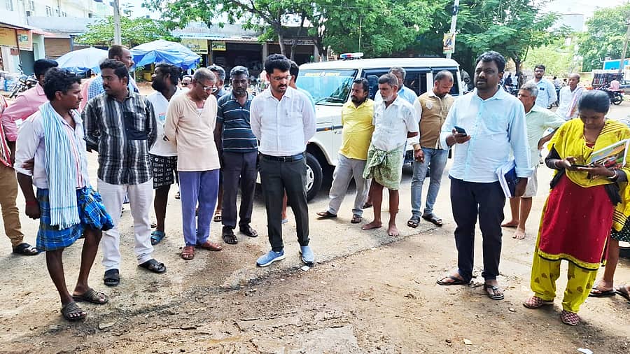 ಬೈರೇನಹಳ್ಳಿ ರಸ್ತೆ ಬದಿಯ ಮನೆಗಳಿಗೆ ನೀರು ನುಗ್ಗಿದ ಸ್ಥಳಕ್ಕೆ ತಹಶೀಲ್ದಾರ್ ಕೆ.ಮಂಜುನಾಥ ಭೇಟಿ ನೀಡಿ ಸಮಸ್ಯೆ ಆಲಿಸಿದರು 