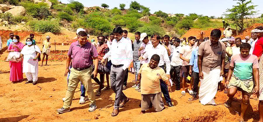 ಮೊಳಕಾಲ್ಮುರು ತಾಲ್ಲೂಕಿನ ವಿವಿಧ ಗ್ರಾಮಗಳಿಗೆ ಜಿಲ್ಲಾ ಪಂಚಾಯಿತಿ ಸಿಇಒ ಸೋಮಶೇಖರ್ ಗುರುವಾರ ಭೇಟಿ ನೀಡಿ ಕಾಮಗಾರಿಗಳ ಪರಿಶೀಲನೆ ನಡೆಸಿದರು