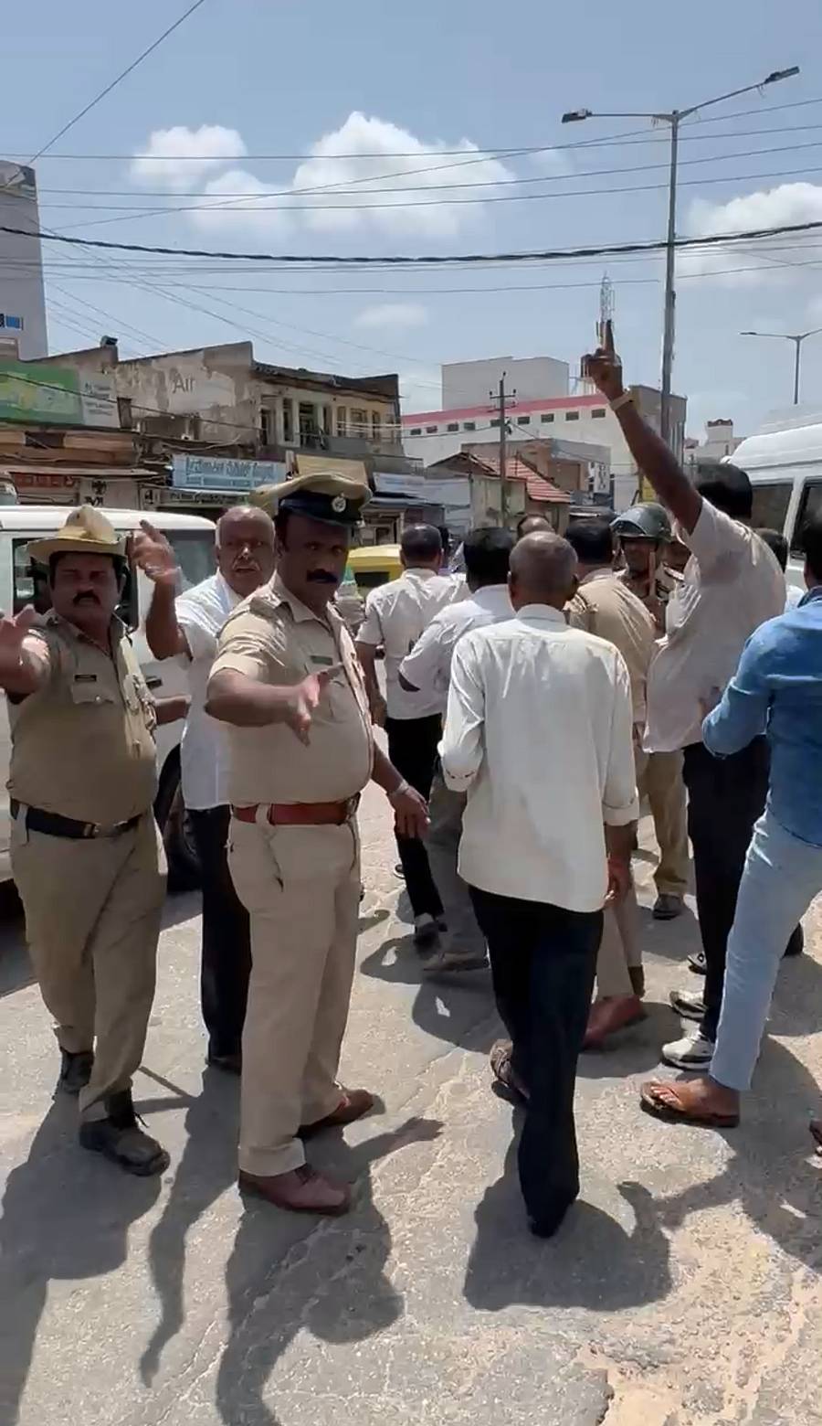 ಗುಬ್ಬಿಯಲ್ಲಿ ಪ್ರತಿಭಟನಕಾರರನ್ನು ವಶಕ್ಕೆ ಪಡೆದ ಪೊಲೀಸರು