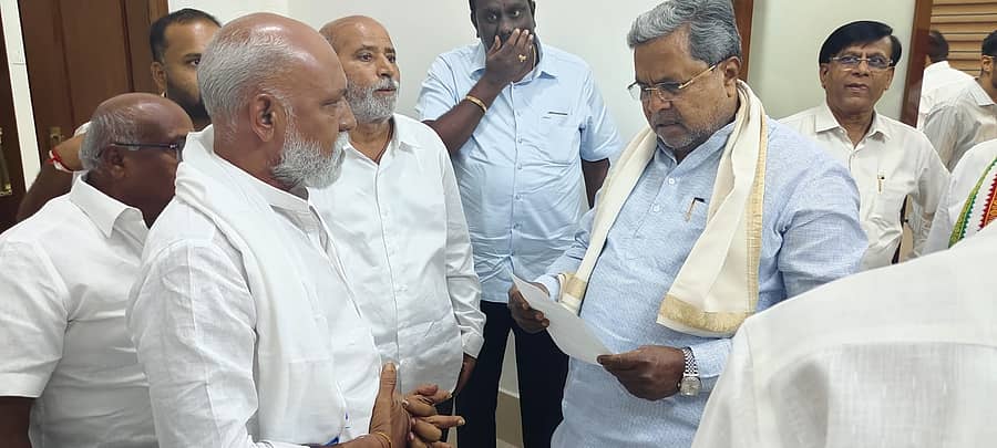 ಜಿಲ್ಲೆಯಲ್ಲಿ ನಕಲಿ ದಾಖಲೆ ಸೃಷ್ಠಿಸಿ ಭೂಮಿ ಕಬಳಿಸುತ್ತಿರುವ ಪ್ರಕರಣಗಳನ್ನು ತಡೆಗಟ್ಟುವಂತೆ ಒತ್ತಾಯಿಸಿ ಮಾಜಿ ಸಚಿವ ಅಪ್ಪಾಸಾಹೇಬ ಪಟ್ಟಣಶೆಟ್ಟಿ ಶುಕ್ರವಾರ ಮುಖ್ಯಮಂತ್ರಿ ಸಿದ್ದರಾಮಯ್ಯ ಅವರಿಗೆ ಮನವಿ ಸಲ್ಲಿಸಿದರು.