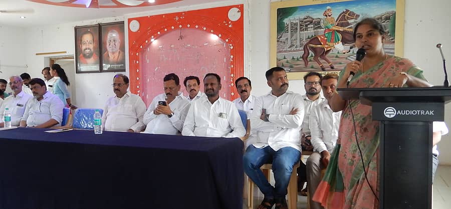 ಚಿತ್ರದುರ್ಗದ ಮದಕರಿನಾಯಕ ಶಿಕ್ಷಣ ಸಂಸ್ಥೆಯ ವಾಲ್ಮೀಕಿ ಸಭಾಂಗಣದಲ್ಲಿ ಶನಿವಾರ ಹಮ್ಮಿಕೊಂಡಿದ್ದ ಸಭೆಯಲ್ಲಿ ಆಗ್ನೇಯ ಶಿಕ್ಷಕರ ಕ್ಷೇತ್ರದ ಕಾಂಗ್ರೆಸ್ ಅಭ್ಯರ್ಥಿ ಡಿ.ಟಿ.ಶ್ರೀನಿವಾಸ್‌ ಪರವಾಗಿ ಮಾಜಿ ಶಾಸಕಿ ಕೆ.ಪೂರ್ಣಿಮಾ ಮತಯಾಚನೆ ಮಾಡಿದರು