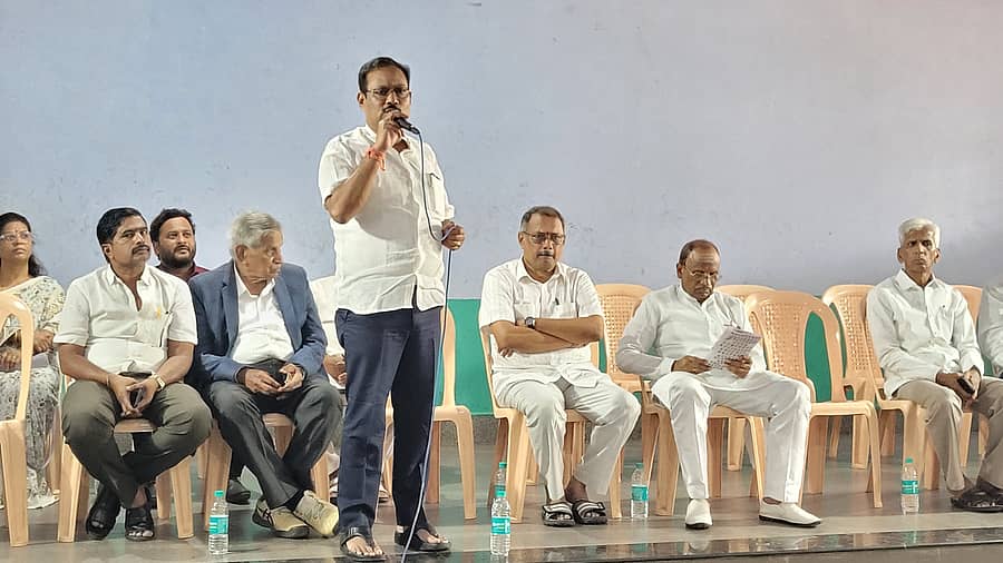 ಮಸ್ಕಿಯಲ್ಲಿ ಈಶಾನ್ಯ ಪದವೀಧರ ಕ್ಷೇತ್ರದ ಅಭ್ಯರ್ಥಿ ಅಮರನಾಥ ಪಾಟೀಲ ಪರವಾಗಿ ನಡೆದ ಪ್ರಚಾರ ಸಭೆಯಲ್ಲಿ ಬಿಜೆಪಿ ಜಿಲ್ಲಾ ಘಟಕದ ಅಧ್ಯಕ್ಷ ಡಾ.ಶಿವರಾಜ ಪಾಟೀಲ ಮಾತನಾಡಿದರು