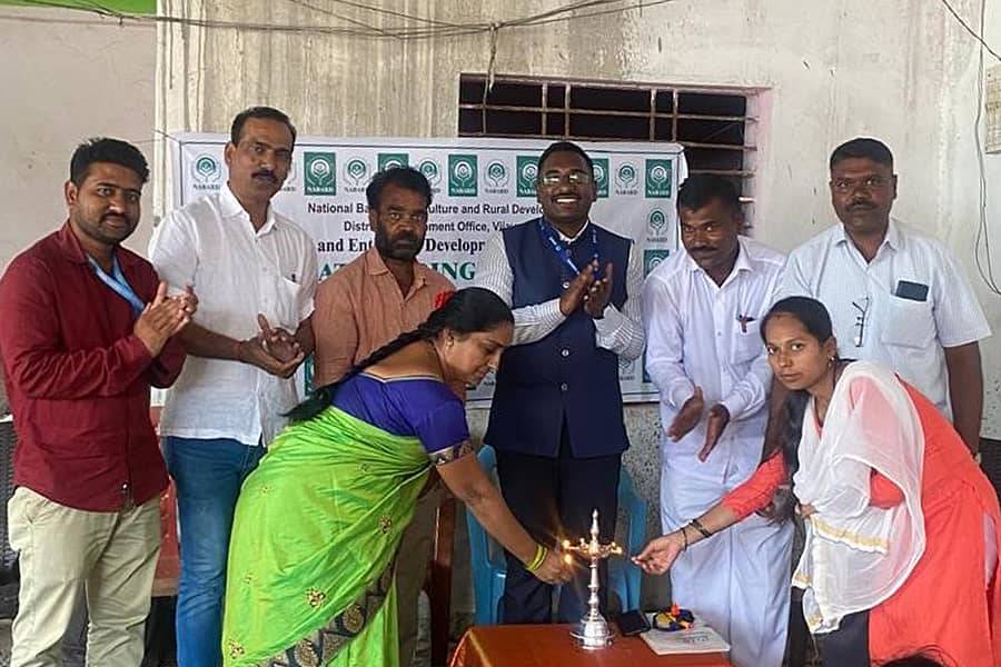 ತಾಂಬಾ ಗ್ರಾಮದ ಸಾರಂಗಮಠದಲ್ಲಿ ಆಯೋಜಿಸಿದ್ದ ರೈತ ಮಹಿಳೆಯರಿಗೆ ಮೂರು ದಿನಗಳ ಉಚಿತ ತರಬೇತಿ ಕಾರ್ಯಕ್ರಮಕ್ಕೆ ಲಕ್ಷ್ಮೀ ನಿಂಬಾಳ, ಸುವರ್ಣಾ ಗೊರನಾಳ ಚಾಲನೆ ನೀಡಿದರು