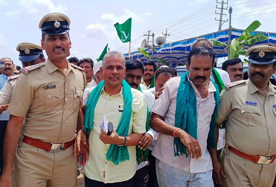 ಮಾಗಡಿ ತಾಲ್ಲೂಕಿಗೆ ಹೇಮಾವತಿ ನೀರು ಹರಿಸುವ ಎಕ್ಸ್ಪ್ರೆಸ್ ಕೆನಾಲ್ ಕಾಮಗಾರಿ ಪರವಾಗಿ ತಾಲ್ಲೂಕಿನ ತಾಳೇಕೆರೆ ಹ್ಯಾಂಡ್ಪೋಸ್ಟ್ನಲ್ಲಿ ಬುಧವಾರ ರಾಷ್ಟ್ರೀಯ ಹೆದ್ದಾರಿ ತಡೆದು ಪ್ರತಿಭಟನೆ ನಡೆಸಲು ಯತ್ನಿಸಿದ ರೈತ ಸಂಘದ ಅಧ್ಯಕ್ಷ ಕೋಡಿಹಳ್ಳಿ ಚಂದ್ರಶೇಖರ್ ಸೇರಿದಂತೆ ಕೆಲ ರೈತ ಮುಖಂಡರನ್ನು ಮಾಗಡಿ ಇನ್ಸ್ಪೆಕ್ಟರ್ ಗಿರಿರಾಜ್ ನೇತೃತ್ವದಲ್ಲಿ ಪೊಲೀಸರು ವಶಕ್ಕೆ ಪಡೆದರು