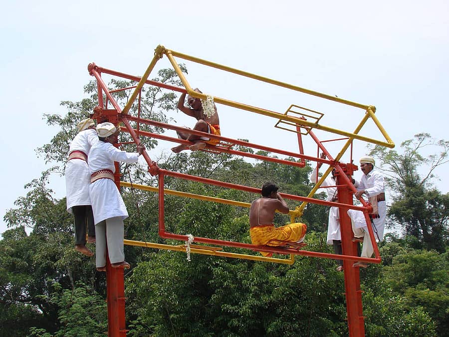 ನಾಪೋಕ್ಲು ಸಮೀಪದ ಬಲ್ಲಮಾವಟಿ ಗ್ರಾಮದ ರಾಟೆ ಭಗವತಿ ದೇವಿಯ ಉತ್ಸವದ ಅಂಗವಾಗಿ ಭದ್ರಕಾಳಿ ದೇವಿಯ ವಿಗ್ರಹವನ್ನು ರಾಟೆಯಲ್ಲಿ ತೂಗುತ್ತಿರುವ ದೃಶ್ಯ.(ಸಂಗ್ರಹ ಚಿತ್ರ)