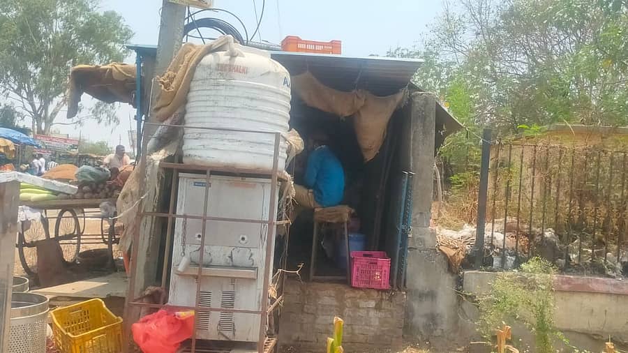 ಭಾಲ್ಕಿ ತರಕಾರಿ ಮಾರುಕಟ್ಟೆ ಸಮೀಪದಲ್ಲಿರುವ ವಾಟರ್ ಫಿಲ್ಟರ್ ಹಾಳು ಬಿದ್ದಿರುವುದು