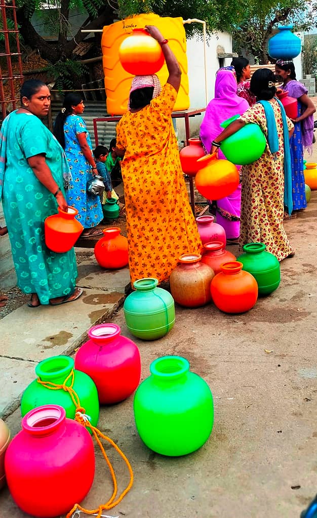 ಹಟ್ಟಿ ಪಟ್ಟಣದ ವಾಡರ್್ ನಂಬರ್ 13 ರಾಮ್ ರಹೀಮ್ ಕಾಲೋನಿಯಲ್ಲಿ ನೀರಿಗಾಗಿ ಮಹಿಳೆಯರು ಸರತಿ ಸಾಲಿನಲ್ಲಿ ಖಾಲಿ ಕೊಡಗಳನ್ನು ಇಟ್ಟಿರುವುದು.