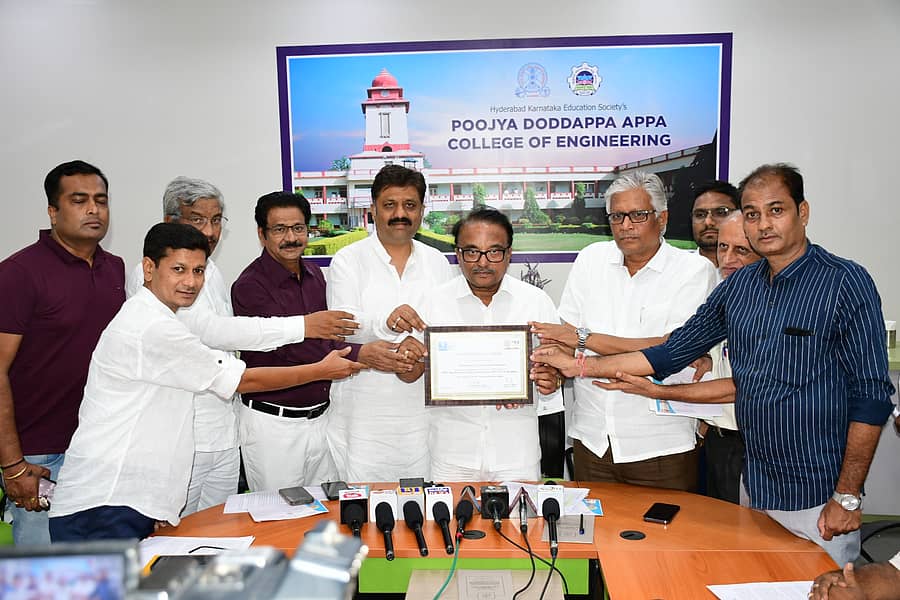 ಕಲಬುರಗಿಯ ಎಚ್ಕೆಇ ಸಂಸ್ಥೆಯಲ್ಲಿ ಮಂಗಳವಾರ ಪಿಇಎಸ್ ವಿ.ವಿ ಜೊತೆಗಿನ ಪ್ರಾಯೋಗಿಕ ತರಬೇತಿ ಒಪ್ಪಂದ ಪತ್ರವನ್ನು ಸಂಸ್ಥೆಯ ಅಧ್ಯಕ್ಷ ಶಶಿಲ್ ಜಿ.ನಮೋಶಿ ಹಾಗೂ ಆಡಳಿತ ಮಂಡಳಿ ಸದಸ್ಯರು ಪ್ರದರ್ಶಿಸಿದರು