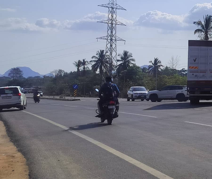 ಬೆಂಗಳೂರು ದಿಂಡಿಗಲ್ ರಾಷ್ಟ್ರೀಯ ಹೆದ್ದಾರಿ( 209) ಹಾರೋಹಳ್ಳಿ ಕೈಗಾರಿಕಾ ಪ್ರದೇಶಕ್ಕೆ ಪ್ರವೇಶ ಪಡೆಯುವ ಬಳಿ ವಾಹನಗಳು ಯಾವುದೇ ಸೂಚನಾ ಫಲಕಗಳಿಲ್ಲದೇ ಅಡ್ಡಾದಿಡ್ಡಿ ಸಂಚಾರ ಮಾಡುತ್ತಿರುವುದು