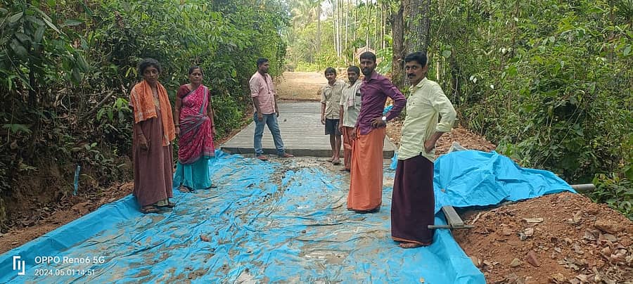 ರಸ್ತೆ ನಿರ್ಮಾಣ ಅಸಮರ್ಪಕವಾಗಿದೆ ಎಂದು ಗ್ರಾಮಸ್ಥರು ಆಕ್ಷೇಪ ವ್ಯಪ್ತಪಡಿಸಿದರು