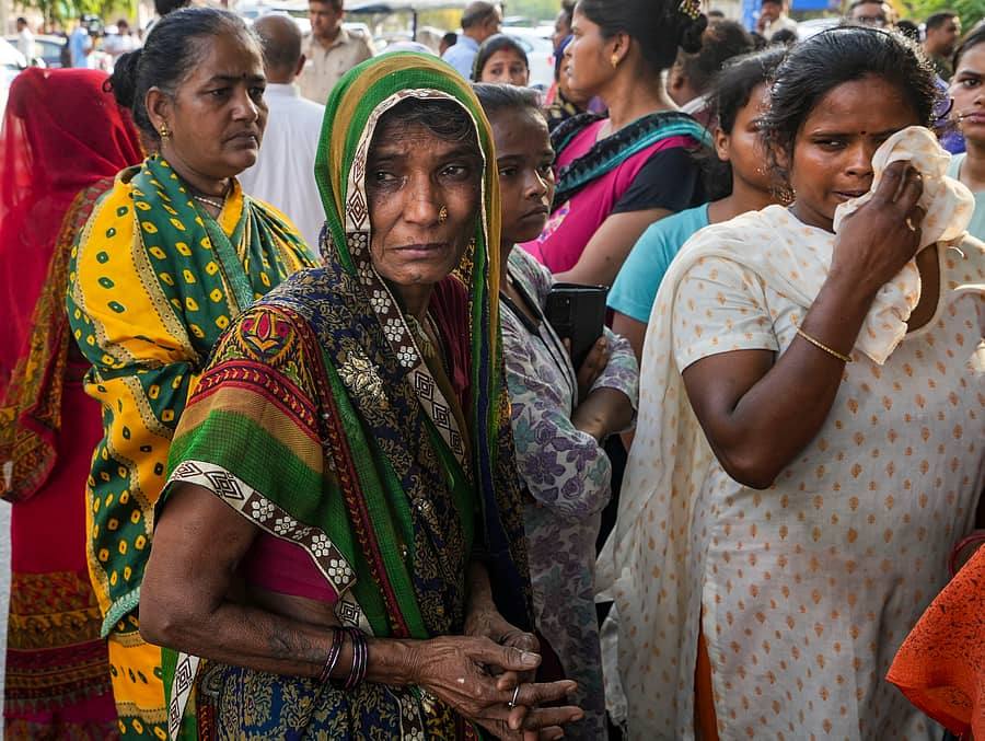 ದೆಹಲಿಯ ಆಸ್ಪತ್ರೆಯಲ್ಲಿ ಸಂಭವಿಸಿದ್ದ ಅಗ್ನಿ ದುರಂತದಲ್ಲಿ ನವಜಾತ ಶಿಶುಗಳನ್ನು ಕಳೆದುಕೊಂಡ ಪೋಷಕರ ರೋದಿಸಿದರು –ಪಿಟಿಐ ಚಿತ್ರ