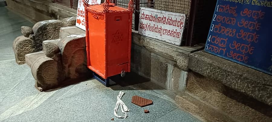 ಕಳಸದ ಕಳಸೇಶ್ವರ ಸ್ವಾಮಿ ದೇವಸ್ಥಾನದ ಹುಂಡಿ ಒಡೆಯಲು ಯತ್ನ ನಡೆಸಿರುವುದು.