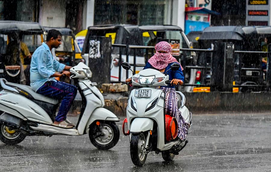 ಕಲಬುರಗಿ ನಗರದಲ್ಲಿ ಮಂಗಳವಾರ ಸುರಿವ ಮಳೆಯಲ್ಲೇ ಯುವತಿಯೊಬ್ಬರು ಸ್ಕೂಟರ್‌ನಲ್ಲಿ ತೆರಳಿದ ದೃಶ್ಯ ಕಂಡು ಬಂತು
–ಪ್ರಜಾವಾಣಿ ಚಿತ್ರ: ತಾಜುದ್ದೀನ್ ಆಜಾದ್
