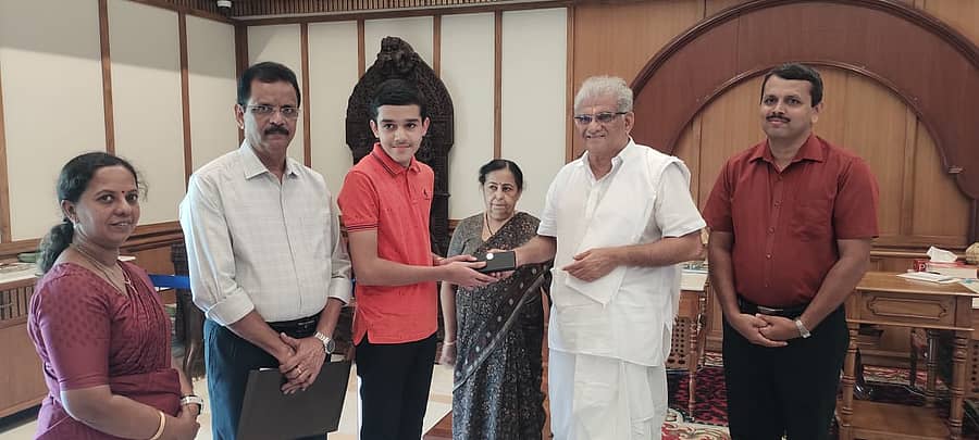 ಧರ್ಮಸ್ಥಳದ ಧರ್ಮಾಧಿಕಾರಿ ಡಿ. ವೀರೇಂದ್ರ ಹೆಗ್ಗಡೆಯವರು ಚಿನ್ಮಯ ಜಿ.ಕೆ ಅವರನ್ನು ಅಭಿನಂದಿಸಿ ಉಜ್ವಲ ಭವಿಷ್ಯವನ್ನು ಹಾರೈಸಿ ಆಶೀರ್ವದಿಸಿದರು.