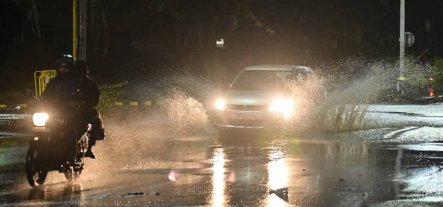 ಮೈಸೂರಿನಲ್ಲಿ ಮಂಗಳವಾರ ಮುಂಜಾನೆ ಜೆ.ಎಲ್.ಬಿ ರಸ್ತೆಯಲ್ಲಿ ಮಳೆಯ ನಡುವೆಯೇ ವಾಹನ ಸವಾರರು ಸಾಗಿದ ರೀತಿ
–ಪ್ರಜಾವಾಣಿ ಚಿತ್ರ/ಅನೂಪ್ ರಾಘ.ಟಿ.