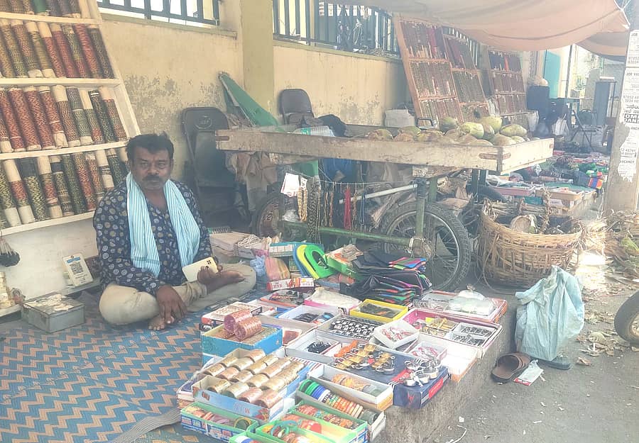 ಬಾಗೇಪಲ್ಲಿ ಪಟ್ಟಣದ ಸಾರ್ವಜನಿಕ ಆಸ್ಪತ್ರೆಯ ಮುಂದೆ ಬೀದಿಬದಿಯ ಬಳೆಯ ವ್ಯಾಪಾರಿಯೊಬ್ಬರು ವ್ಯಾಪಾರಿ ಗ್ರಾಹಕರಿಗೆ ಕಾಯುತ್ತಿರುವುದು