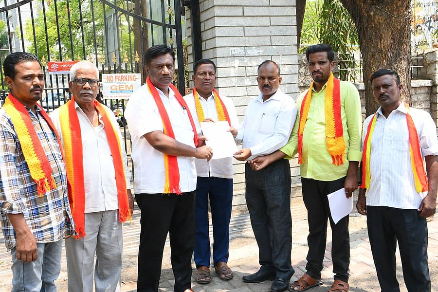 ಕಲಬುರಗಿಗೆ ಶಾಶ್ವತ ಕುಡಿಯುವ ನೀರು ಪೂರೈಕೆ ಮಾಡುವಂತೆ ಒತ್ತಾಯಿಸಿ ಕನ್ನಡ ಭೂಮಿ ಜಾಗೃತಿ ಸಮಿತಿ ವತಿಯಿಂದ ಜಿಲ್ಲಾಧಿಕಾರಿಗೆ ಬರೆದ ಮನವಿ ಪತ್ರವನ್ನು ಕಚೇರಿ ಸಿಬ್ಬಂದಿಗೆ ಸಲ್ಲಿಸಲಾಯಿತು