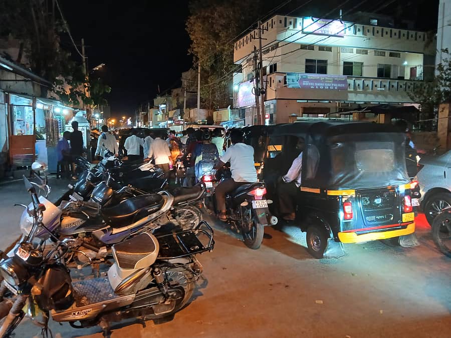 ಯಾದಗಿರಿ ನಗರದ ರೈಲ್ವೆ ಸ್ಟೇಷನ್ ರಸ್ತೆಯಲ್ಲಿ ಬುಧವಾರ ಸಂಚಾರ ದಟ್ಟಣೆ ಉಂಟಾಗಿತ್ತು