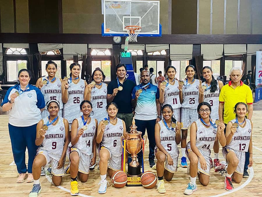 <div class="paragraphs"><p>ಟ್ರೋಫಿಯೊಂದಿಗೆ ಕರ್ನಾಟಕದ ಬಾಲಕಿಯರ ಬ್ಯಾಸ್ಕೆಟ್ಬಾಲ್ ತಂಡ </p></div>