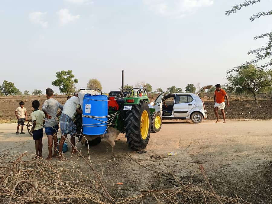 ನಾಗನೂರ ಗ್ರಾಮದ ಕೆರೆಯಿಂದ ಟ್ರ್ಯಾಕ್ಟರ್ ಮೂಲಕ ನೀರು ತರುತ್ತಿರುವ ಗುಡಿಸಾಗರ ಗ್ರಾಮಸ್ಥರು 