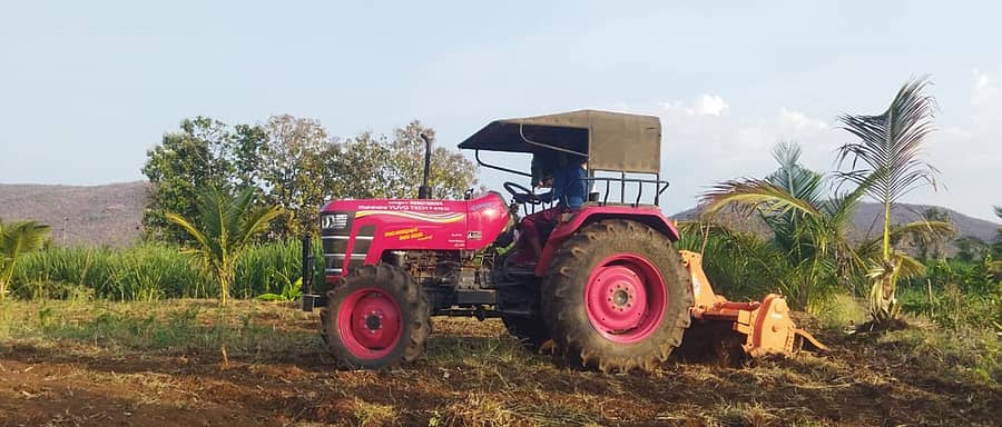 ಯಳಂದೂರು ತಾಲ್ಲೂಕಿನ ಕಾಡಂಚಿನ ಜಮೀನೊಂದರಲ್ಲಿ ಟ್ರ್ಯಾಕ್ಟರ್ ಮೂಲಕ ಉಳುಮೆ ಮಾಡುತ್ತಿರುವುದು