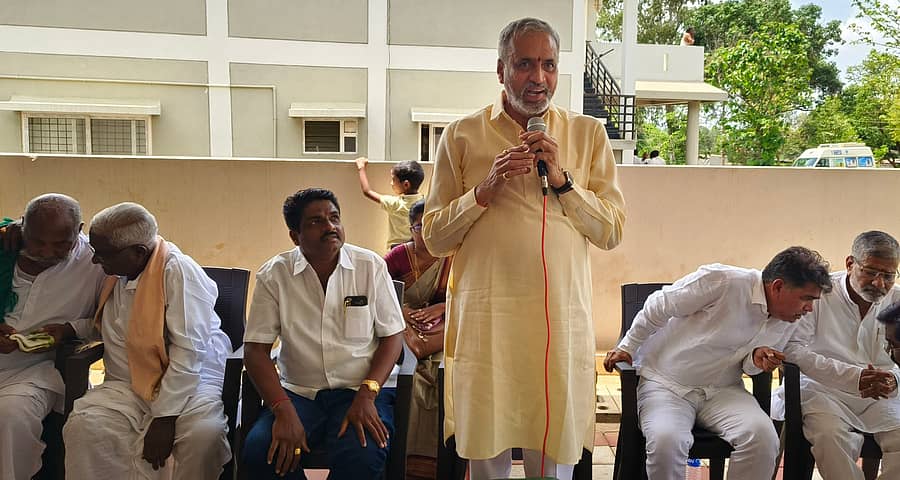 ಚನ್ನಮ್ಮನ ಕಿತ್ತೂರಿಬ ಬಿಜೆಪಿ ಕಚೇರಿಯಲ್ಲಿ ನಡೆದ ಅವಲೋಕನ ಸಭೆಯಲ್ಲಿ ವಿಶ್ವೇಶ್ವರ ಹೆಗಡೆ ಕಾಗೇರಿ ಮಾತನಾಡಿದರು