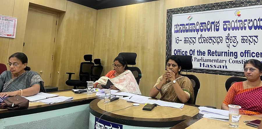 ಹಾಸನದ ಜಿಲ್ಲಾಧಿಕಾರಿ ಕಚೇರಿಯಲ್ಲಿ ಗುರುವಾರ ನಡೆದ ಸಭೆಯಲ್ಲಿ ಜಿಲ್ಲಾಧಿಕಾರಿ ಸಿ.ಸತ್ಯಭಾಮಾ ಮಾತನಾಡಿದರು.