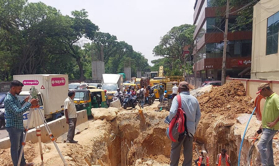 ಕೋರಮಂಗಲದ ಬಳಿ ನಡೆಯುತ್ತಿರುವ ಈಜಿಪುರ ಮೇಲ್ಸೇತುವೆ ಕಾಮಗಾರಿ