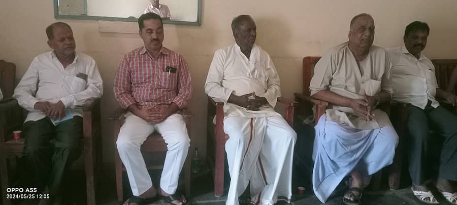 ಜಗಳೂರಿನಲ್ಲಿ ಭಾನುವಾರ ನಡೆದ ಕಾಂಗ್ರೆಸ್ ಮುಖಂಡರ ಸಭೆಯಲ್ಲಿ ಬ್ಲಾಕ್ ಕಾಂಗ್ರೆಸ್ ಅಧ್ಯಕ್ಷ ಷಂಷೀರ್ ಅಹಮ್ಮದ್, ಹನುಮಂತಾಪುರ ಶಿವಕುಮಾರ್, ಸಿ. ತಿಪ್ಪೇಸ್ವಾಮಿ ಪಾಲ್ಗೊಂಡಿದ್ದರು