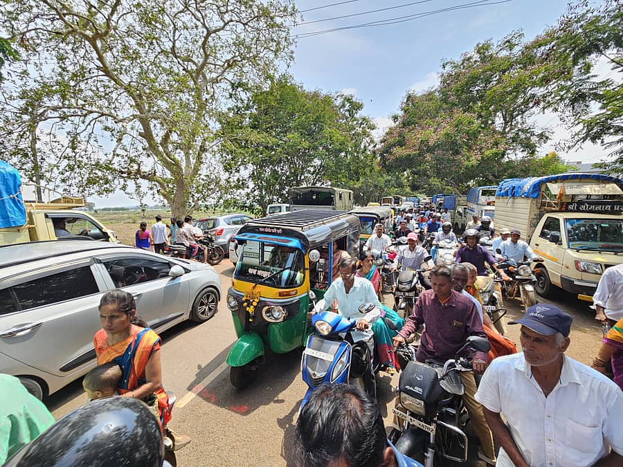 ಬೆಳಗಾವಿ ತಾಲ್ಲೂಕಿನ ಸಾಂಬ್ರಾದಲ್ಲಿ ಶನಿವಾರ ಸಂಚಾರ ಸಮಸ್ಯೆ ಉಂಟಾಗಿರುವುದು
