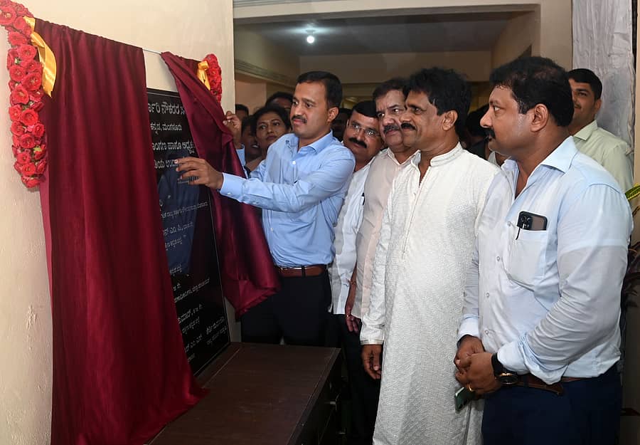 ಕರ್ನಾಟಕ ರಾಜ್ಯ ಸರ್ಕಾರಿ ನೌಕರರ ಸಂಘದ ಜಿಲ್ಲಾ ಘಟಕದ ನವೀಕರಣಗೊಂಡ ಸಭಾಂಗಣ ಹಾಗೂ ಅಧ್ಯಕ್ಷರ ನೂತನ ಕೊಠಡಿಯನ್ನು ಸಿ.ಎಸ್.ಷಡಾಕ್ಷರಿ ಉದ್ಘಾಟಿಸಿದರು –ಪ್ರಜಾವಾಣಿ ಚಿತ್ರ