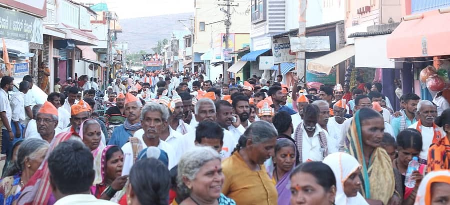 ಬೆಳಗಾವಿ ಲೋಕಸಭಾ ಕ್ಷೇತ್ರದ ಬಿಜೆಪಿ ಅಭ್ಯರ್ಥಿ ಜಗದೀಶ ಶೆಟ್ಟರ್ ಸವದತ್ತಿ ಮತಕ್ಷೇತ್ರದ ಶಿರಸಂಗಿ ಗ್ರಾಮದಲ್ಲಿ ಶನಿವಾರ ಬೃಹತ್ ರೋಡ್ ಶೋ ನಡೆಸಿದರು