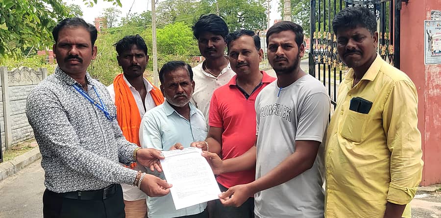 ರಾಯಚೂರಿನ ಜಿಲ್ಲಾಧಿಕಾರಿ ಕಚೇರಿ ಎದುರು ಅಖಿಲ ಭಾರತ ರೈತ, ಕೃಷಿ ಕಾರ್ಮಿಕರ ಸಂಘಟನೆಯ ಜಿಲ್ಲಾ ಘಟಕದ ಪದಾಧಿಕಾರಿಗಳು ಸೋಮವಾರ ಪ್ರತಿಭಟನೆ ನಡೆಸಿ, ಜಿಲ್ಲಾಡಳಿತಕ್ಕೆ ಮನವಿ ಸಲ್ಲಿಸಿದರು